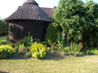 Viel Platz fr Musestunden bieten die lauschigen Ecken und ein Pavillon im Garten von Helga Nagel