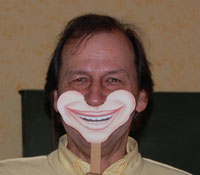 Herr Eckhard Kattoll demonstriert mit Maske wie man Mitmenschen zum Lachen bringen kann