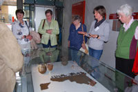 2000 Jahre alte textile Funde, Steinbeile und  Gefäße  - Fundort Neumünster